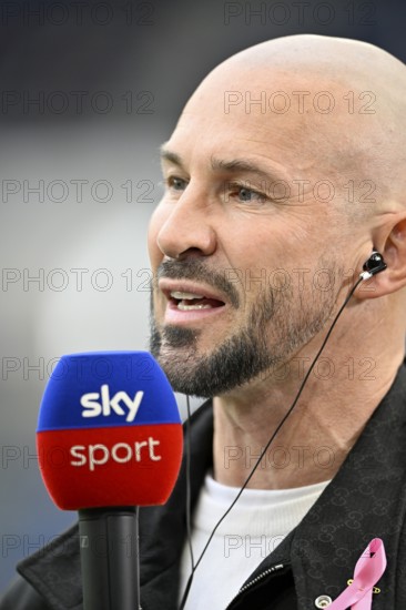 Coach coach Christian Ilzer TSG 1899 Hoffenheim portrait, in interview microphone micro logo SKY loop of action against breast cancer, breast cancer awareness campaign, PreZero Arena, Sinsheim, Baden-Württemberg, Germany