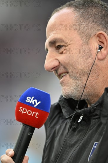Coach coach Frank Schmidt 1. FC Heidenheim 1846 FCH portrait in interview microphone micro logo SKY PreZero Arena, Sinsheim, Baden-Württemberg, Germany