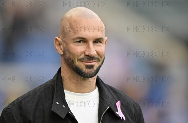 Coach coach Christian Ilzer TSG 1899 Hoffenheim portrait, loop of action against breast cancer, breast cancer awareness campaign, PreZero Arena, Sinsheim, Baden-Württemberg, Germany