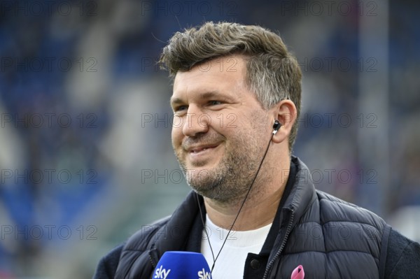 Sports Director Andreas Schicker TSG 1899 Hoffenheim Portrait interviewed microphone Mikro Logo SKY smiling, PreZero Arena, Sinsheim, Baden-Württemberg, Germany
