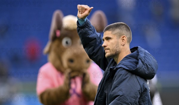 Andrej Kramaric TSG 1899 Hoffenheim (27) gesture gesture thumbs up behind mascot Hoffie TSG 1899 Hoffenheim in the shirt of TSG 1899 Hoffenheim, special jersey, action against breast cancer, breast cancer awareness campaign, PreZero Arena, Sinsheim, Baden-Württemberg, Germany