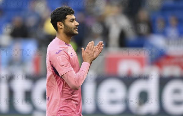Ozan Kabak TSG 1899 Hoffenheim (05) gesture gesture thanks fans, applauds, TSG 1899 Hoffenheim jersey, special shirt, campaign against breast cancer, breast cancer awareness campaign, PreZero Arena, Sinsheim, Baden-Württemberg, Germany