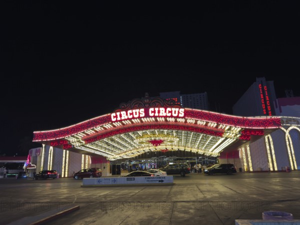 Since the legalization of gambling in the 1930s, Las Vegas has developed as a tourist center of international importance. Where simple casinos initially settled, Las Vegas is now characterized by luxurious hotel complexes with large casinos and leisure facilities, circus buildings with neon lights in Las Vegas, illuminated at night, Las Vegas, Nevada, USA