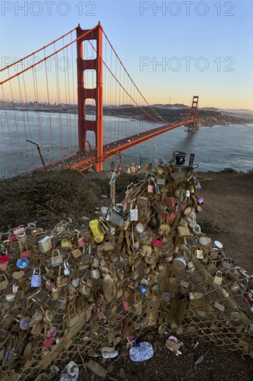 The Golden Gate Bridge is a steel suspension bridge that was built between January 1933 and April 1937. The bridge is the entrance to San Francisco Bay and serves as a connection between San Francisco and Marin County. At 2, 737 meters long, 27 meters wide and 227 meters high, it was the longest suspension bridge in the world until 1964. San Francisco, California, USA
