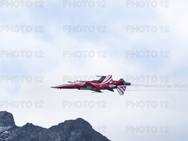 Axalp, Switzerland, airshow, demonstration, air force, army, military, Alps, mountains, F5, Patrouille Suisse, headstand, red-white