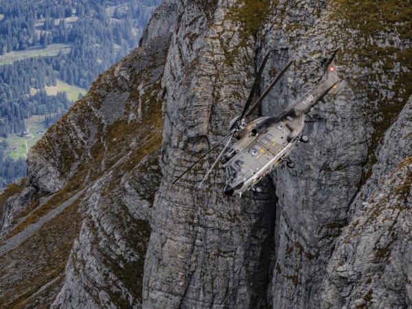 Axalp, Switzerland, airshow, demonstration, air force, army, military, Alps, mountains, attack helicopter, Super Cobra, landing approach