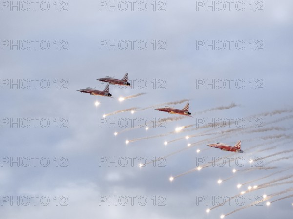 Axalp, Switzerland, airshow, demonstration, air force, army, military, Alps, mountains, F5, Patrouille Suisse, red-white, flares, fireworks, decoy, light torch, magnesium torch