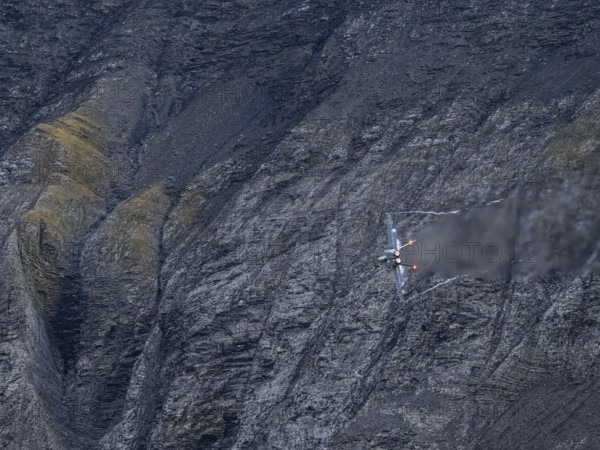 Axalp, Switzerland, airshow, demonstration, air force, army, military, Alps, mountains, F18, afterburner, contrails, Hornet, Super Hornet