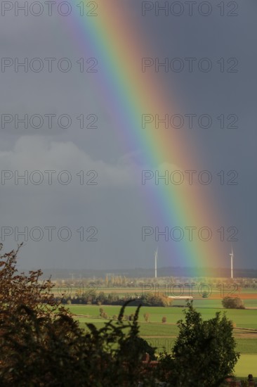 Rainbow over the Calenberger Land between Hanover and Hildesheim, wind turbines seen from the mountain village of Lüdersen, city of Springe, Hanover region, Lower Saxony, Germany