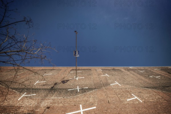 From a frog's eye view, the steep brick parking lot in Cologne's residential park looks almost like a vertical wall, residential park, Cologne, North Rhine-Westphalia, Germany
