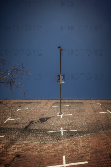 A parking sign on a residents' parking lot in Cologne, taken from a frog's eye view against a clear, blue sky, residential park, Cologne, North Rhine-Westphalia, Germany