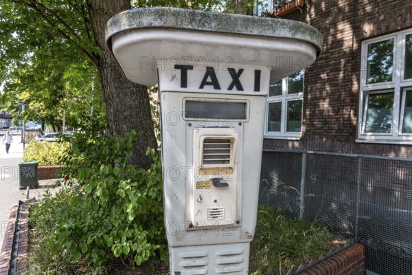 Call post at the Münsterstraße taxi stand in Rath — Düsseldorf, North Rhine-Westphalia, Germany