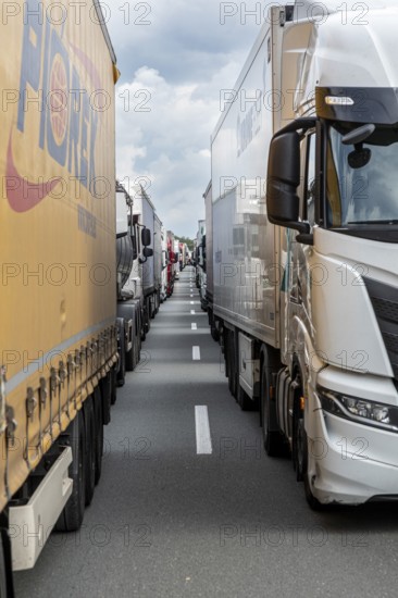 Traffic jam on the A2 towards Dortmund, full closure due to accident — A2, North Rhine-Westphalia, Germany
