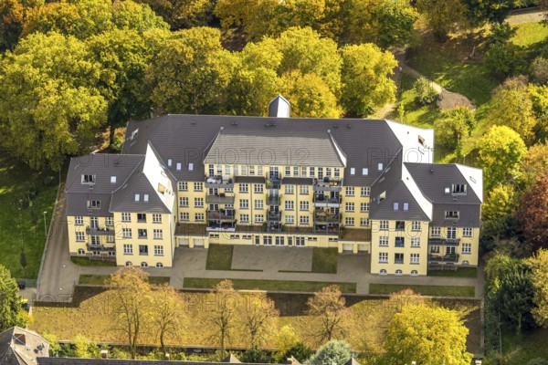 Aerial view, Bärendelle housing development with autumn trees, former school building, Frohnhausen, Essen, Ruhr area, North Rhine-Westphalia, Germany, DE, Europe, property tax, real estate, aerial photography, aerial photography, overview, bird's eye view, residential complex, residential park Baerendelle, residential area, residential area, residential area, birds-eyes view, overview