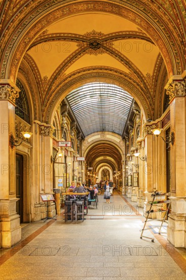 Cafe im Rundbogendurchgang im Palais Ferstel, Vienna, Austria