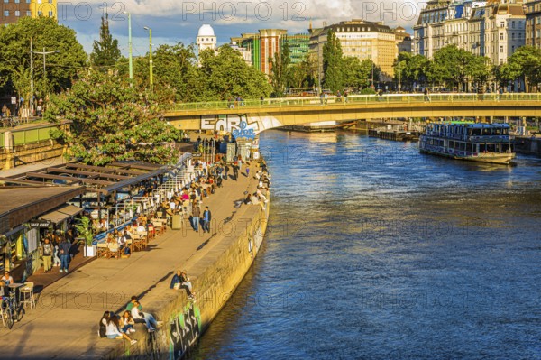 Strassen-Cafe am Donaukanal, Schwedenplatz, Vienna, Austria