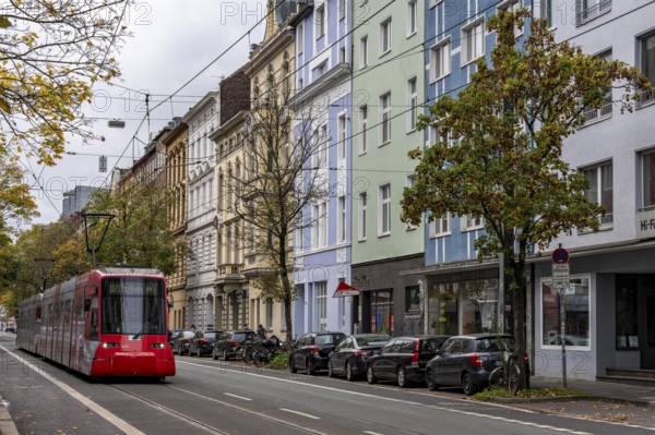 Residential buildings in Düsseldorf-Bilk, Aachener Straße, tram, past, North Rhine-Westphalia