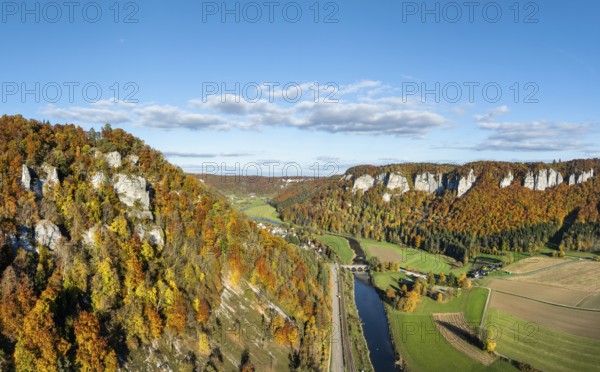 Aerial view, panorama of the Upper Danube Valley, surrounded by autumn vegetation with the Hausender Peaks above the Danube, climbing rocks, Jurassic limestone cliffs, Hausen im Tal, Swabian Jura, Baden-Württemberg, Germany