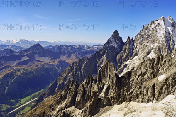 View of the mountains l'Aiguille Noire de Peuterey, L'Aiguille Blanche de Peuterey, in the back the Italian Alps, Pointe Helbronner observation terrace, Chamonix-Mont-Blanc, Haute-Savoie, watershed Italy, France