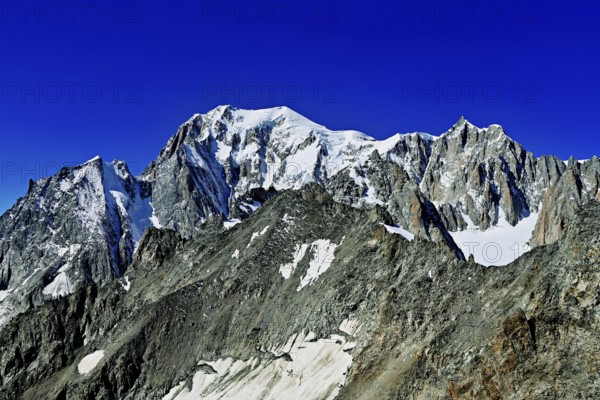 From left, the mountains L'Aiguille Blanche de Peuterey, Mont Blanc, Mont Maudit, Pointe Helbronner viewing terrace, Chamonix-Mont-Blanc, Haute-Savoie, Italian watershed, France