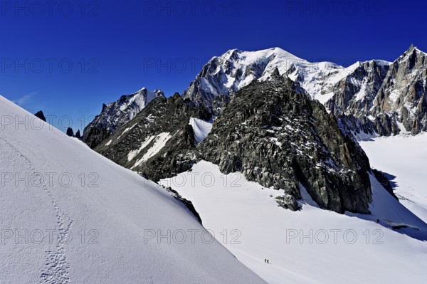 From the left, the mountains, L'Aiguille Blanche de Peuterey, Mont Blanc, Mont Maudit, Pointe Helbronner viewing terrace, Chamonix-Mont-Blanc, Haute-Savoie, Italian watershed, France