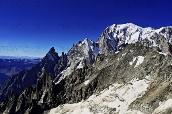 From left, the mountains l'Aiguille Noire de Peuterey, L'Aiguille Blanche de Peuterey, Mont Blanc, Pointe Helbronner observation terrace, Chamonix-Mont-Blanc, Haute-Savoie, Italy watershed, France