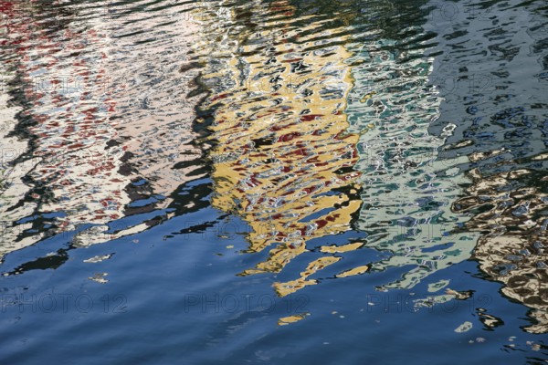 Reflection of the old houses on the Neckar front, the Neckar river, background picture, old town of Tübingen, Baden-Württemberg, Germany