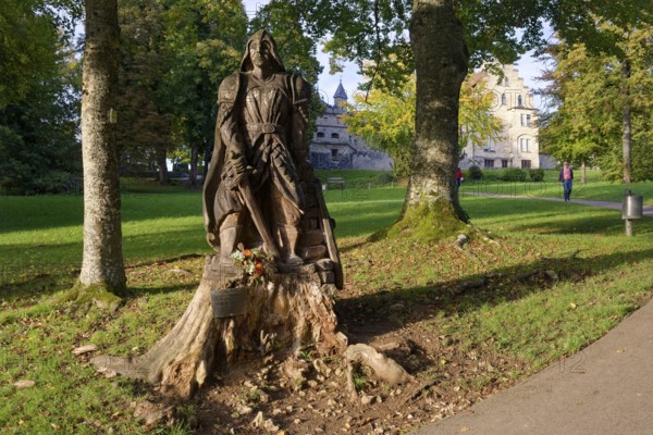 Wooden figure Knight of Liechtenstein, Lichtenstein Castle, also known as Württemberg's fairytale castle, built in the style of historicism, Lichtenstein, Swabian Jura, Baden-Württemberg, Germany