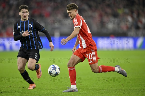 Tom Bischof FC Bayern Munich FCB (20) Ball action against Christos Tzolis Club Brugge FC Brugge (08) Champions League, Allianz Arena, Munich, Bayern, Germany