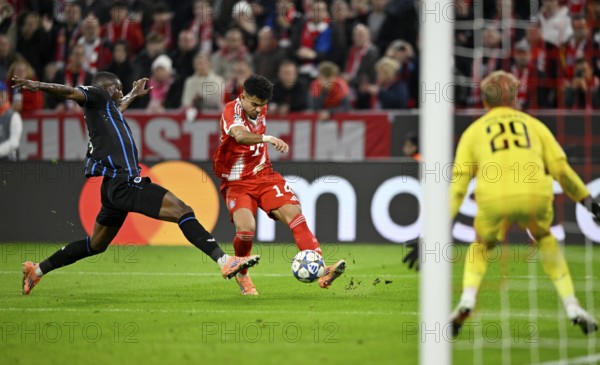 Duel, action Joel Ordonez Club Brugge FC Brugge (04) against Luis Diaz FC Bayern Munich FCB (14) goalkeeper Nordin Jackers Club Brugge FC Brugge (29) Champions League, Allianz Arena, Munich, Bayern, Germany