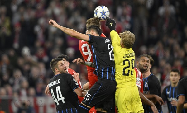 Penalty area scene, goal room scene header duel duel action goalkeeper Nordin Jackers Club Brugge FC Brugge FC Brugge (29) against Harry Kane FC Bayern Munich FCB (09) Aleksandar Stankovic Club Brugge FC Brugge FC Brugge (44) Champions League, Allianz Arena, Munich, Bayern, Germany