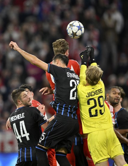 Penalty area scene, goal room scene header duel duel action goalkeeper Nordin Jackers Club Brugge FC Brugge FC Brugge (29) against Harry Kane FC Bayern Munich FCB (09) Aleksandar Stankovic Club Brugge FC Brugge FC Brugge (44) Champions League, Allianz Arena, Munich, Bayern, Germany