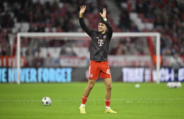 Warm-up training Aleksandar Pavlovic FC Bayern Munich FCB (45) waves towards Triüben, Champions League, Allianz Arena, Munich, Bayern, Germany