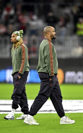 Coach coach Vincent Kompany FC Bayern Munich FCB Sacha Boey FC Bayern Munich FCB (23) run past each other at the place inspection, Champions League, Allianz Arena, Munich, Bayern, Germany