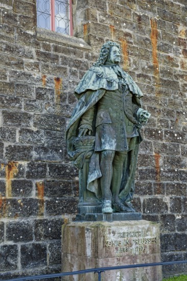 Bronze statue of Frederick I King of Prussia, Hohenzollern Castle, ancestral home of the House of Hohenzollern, noble family, German emperors, Bisingen, Baden-Württemberg, Germany