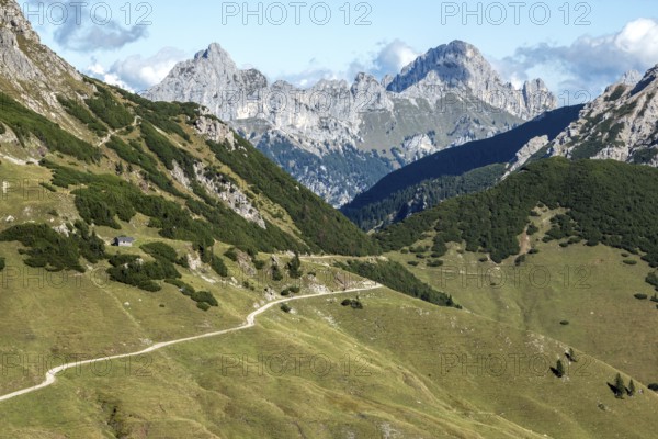 View of the Saalfelder Höhenweg hiking trail behind Schartschrofen and Rote Flüh, Tannheimer Mountains, Allgäu Alps, Tannheimer Tal, Tyrol, Austria