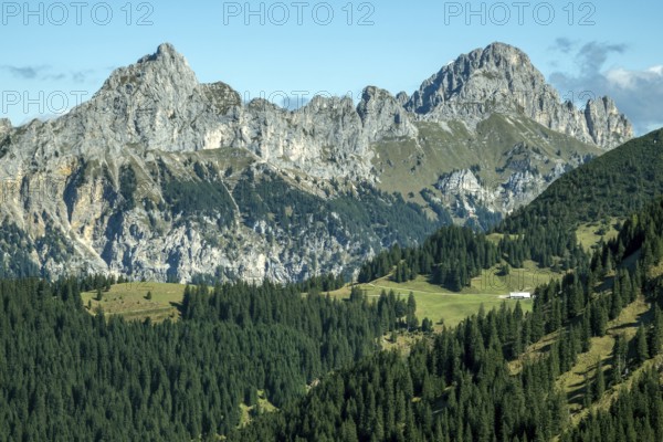 View from the Saalfelder Höhenweg to Schartschrofen and Rote Flüh, Tannheimer Tal, Allgäu Alps, Tyrol, Austria