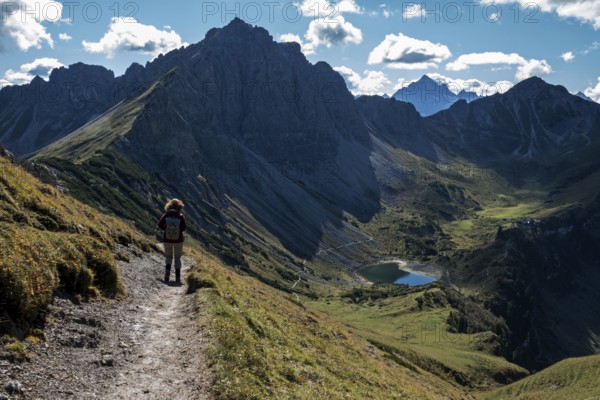 Female hiker on hiking trail, Sallfelder Höhenweg, below Lache See, left Lachenspitze, Tannheimer Mountains, Allgäu Alps, Tannheimer Valley, Tyrol, Austria