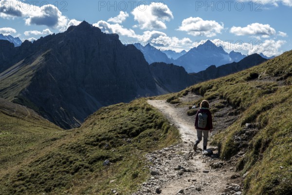 Female hiker on hiking trail, Sallfelder Höhenweg, Tannheimer Mountains, Allgäu Alps, Tannheimer Tal, Tyrol, Austria