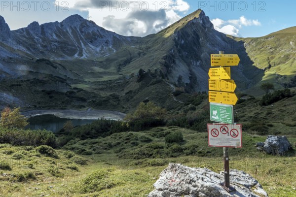 Hiking trail on the Sallfelder Höhenweg hiking trail, below Lache See, in the background Steinkarspitze and Rote Spitze, Tannheimer Mountains, Allgäu Alps, Tannheimer Tal, Tyrol, Austria