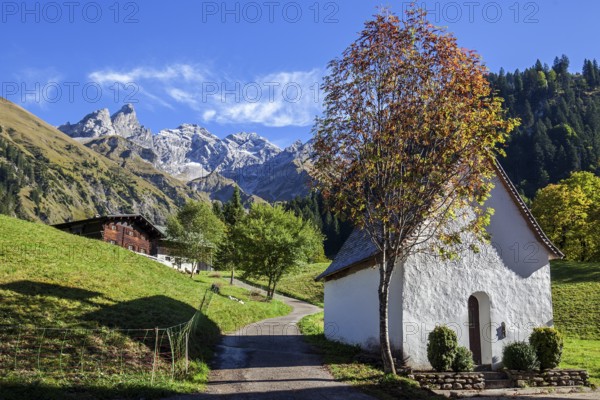 St. Katarina chapel, Einödsbach, behind Trettachspitze, Mädelegabel and Hochfrottspizte, autumn atmosphere, Oberstdorf, Oberallgäu, Allgäu, Bavaria Germany