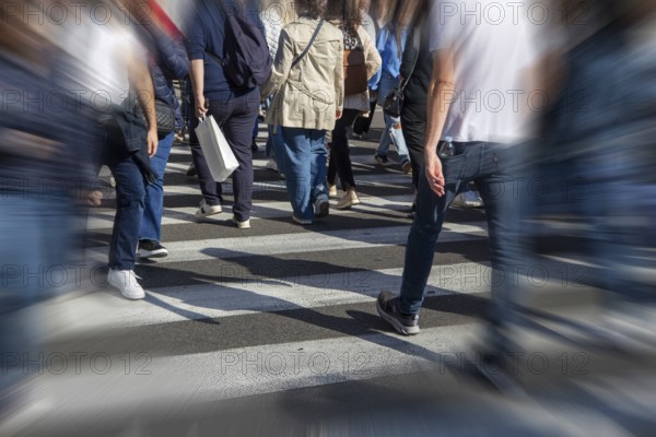 Symbolic image: Large crowd crossing a zebra crossing