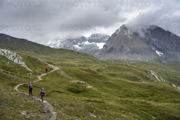 Hikers on hiking trail, cloudy mountain landscape, Hohe Tauern National Park, Carinthia, Austria