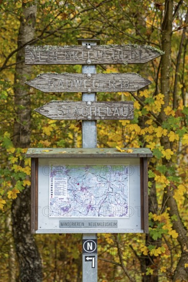Road sign, map, autumn forest, Neuenkleusheim, Olpe, Sauerland, North Rhine-Westphalia, Germany