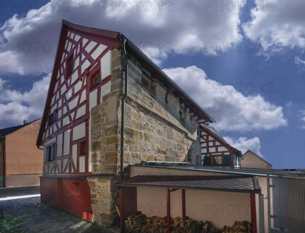 Historic half-timbered house with integrated city wall, built in 1553, reconstructions in 1660 and 1821, renovation 2000, Höllgasse 8, Lauf an der Pegnitz, Middle Franconia, Bavaria, Germany