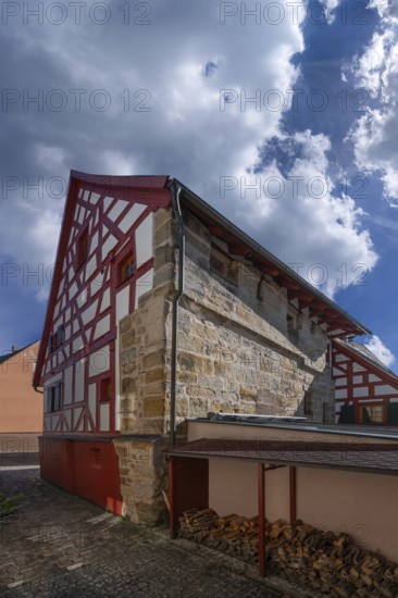 Historic half-timbered house with integrated city wall, built in 1553, reconstructions in 1660 and 1821, renovation 2000, Höllgasse 8, Lauf an der Pegnitz, Middle Franconia, Bavaria, Germany