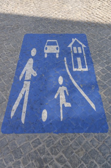 Sign painted on the street for Spielstraße, Amberg, Upper Palatinate, Bavaria, Germany