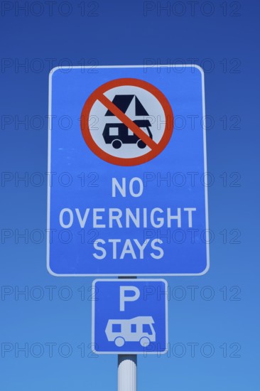 A sign shows the ban on overnight stays for motorhomes in a parking lot, Lake Pukaki Viewpoint, Pukaki, Canterbury, South Island, New Zealand