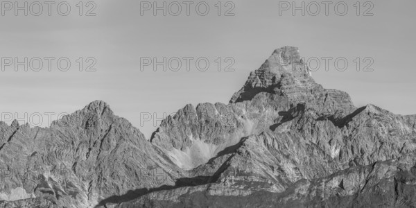 Mountain panorama from the Koblat-Höhenweg on the Nebelhorn across the Obertal with lush green meadows to the Hochvogel and Rosszahn group with the Hochvogel, 2592m, Allgäu, Bavaria, Germany