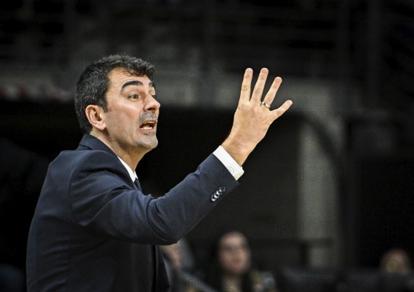 Basketball easyCredit BBL Cup round of 16, Alba Berlin, Ratiopharm Ulm v.l. Vladimir Bogojevic (Alba Berlin #Co .trainer) gives instructions, gestures with arms, gesticulate, gives instructions